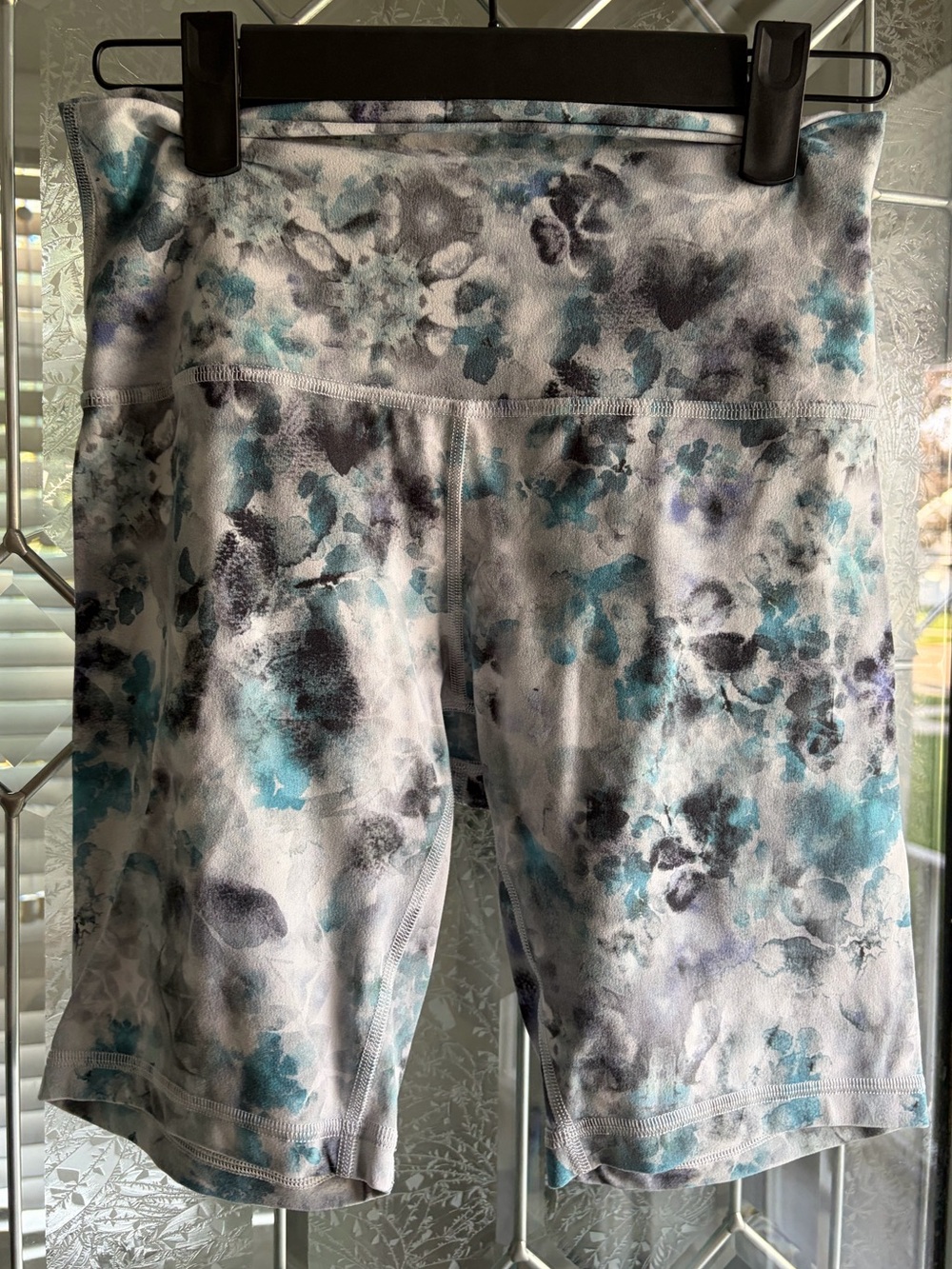 32. Size 6 LULULEMON Patterned Align Bike Shorts